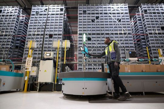 Das automatisierte Lagersystem von Exotec setzt auf mobile Roboter und vertikale Lagerung.(Bild:  Exotec)