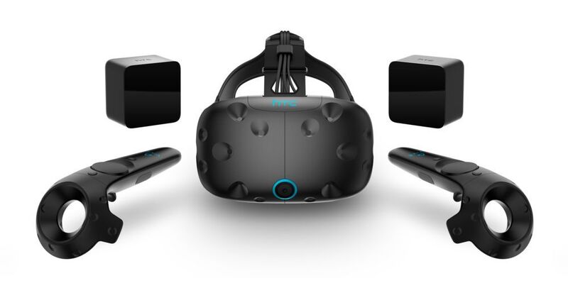 Die VR-Brille HTC Vive mit Controllern und zwei Laserlichtquellen für das Tracking. (HTC)