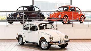 Vorne der vorletzte in Deutschland gebaute VW Käfer, der nunmehr 75 Jahre nach Zulassung des allerersten VW Käfers durch Gottfried Schultz auf „D-GS 75H“ zugelassen wurde. 
Im Hintergrund: Der Ex-KdF-Wagen von Willy Messerschmitt sowie der letzte von VW ausgelieferte Mexiko-Käfer der Ultima Edicion. (www.kathiundchris.de)