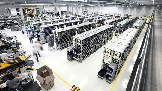 Auch die Hersteller von Sensor- und Steuerungskomponenten (hier die Fertigung bei Pilz) sind von der Maschinenrichtlinie direkt betroffen.(Bild:  Pilz)