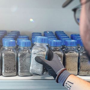 Auf das Fahrzeug abgestimmte Bremsbeläge, wie sie Textar entwickelt, sind eine wesentliche Voraussetzung für leises Bremsen und die Reklamationsvermeidung in der Werkstatt. (Bild:  Textar)