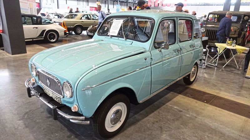 Neben Geländewagen, speziell Mercedes-G-Modellen, waren Renaults vom Typ R4 bei den Verkaufsfahrzeugen gefühlt die am häufigsten vertretenen Modelle. (Bild: Dominsky/»kfz-betrieb« )