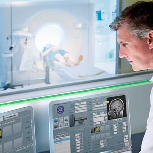 Illumamed-Sidelights (hier in Grün): Die Lichtmodule eignen sich zur Signalisierung des Betriebszustandes medizinischer Geräte, aber auch zur Ausleuchtung von MRT-Röhren. Deren elektromagnetisches Feld wird von faseroptischen Lichtleitern nicht manipuliert.