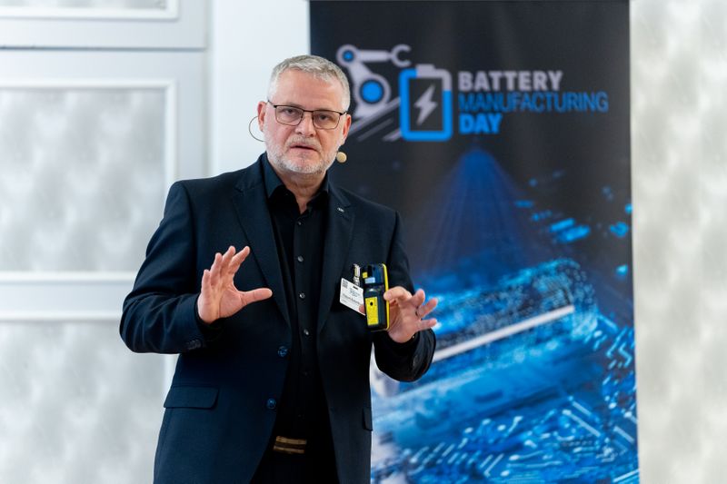 Das Kongressprogramm am nächsten Tag eröffnete Robert Buttenhauser, Leiter Planung HV-Batterie/Antriebe, Fertigung HV-Batterie bei Audi, mit seiner Keynote zu Hochvolt-Systemen in seinem Unternehmen. (Bild: Dominik Böhm - Fotokumpel)
