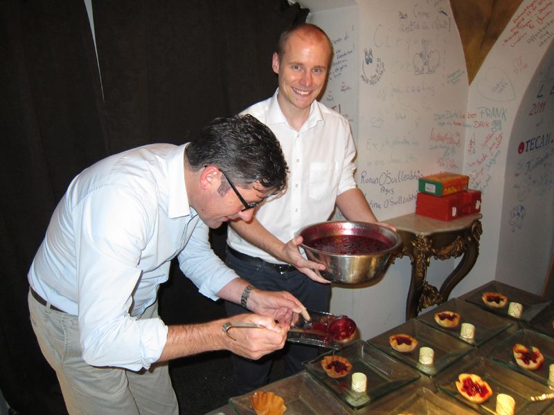 Men at work: Nigel Bissette (l., Seagate) und Michèl Hamacher (QNAP) füllten liebevoll die Waffeln. (Bild: IT-BUSINESS)