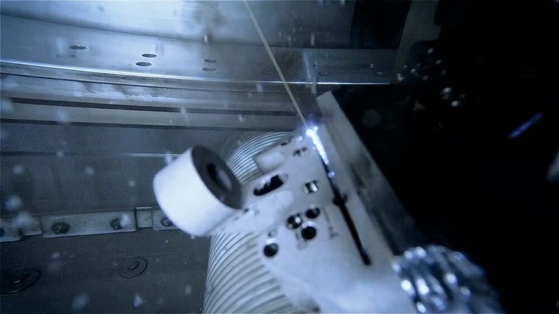 Drahterodieren eines chirurgischen Schnittblocks mit einer Agie Charmilles CUT P 500 (GF Machining Solutions)
