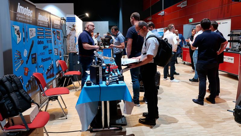 Auf der Schraubtec West informierten sich die Besucher u.a. über Schrauben, Schraubensicherungen und Schraubwerkzeuge. (Bild:  D. Quitter – VCG)