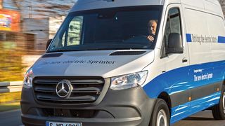 Die elektrische Variante des Mercedes-Transporters Sprinter ist ab 53.900 Euro netto (64.000 Euro brutto) zu haben. (Bild: Daimler)