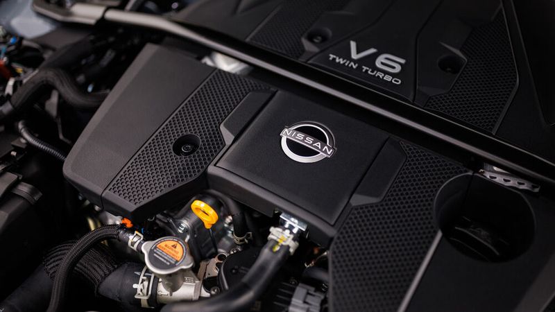 Unter der Haube steckt ein V6-Motor, der mit seinen drei Litern mehr als doppelt so viel Hubraum hat wie bei uns die Vierzylinder in Qashqai & Co. (Bild: Nissan)