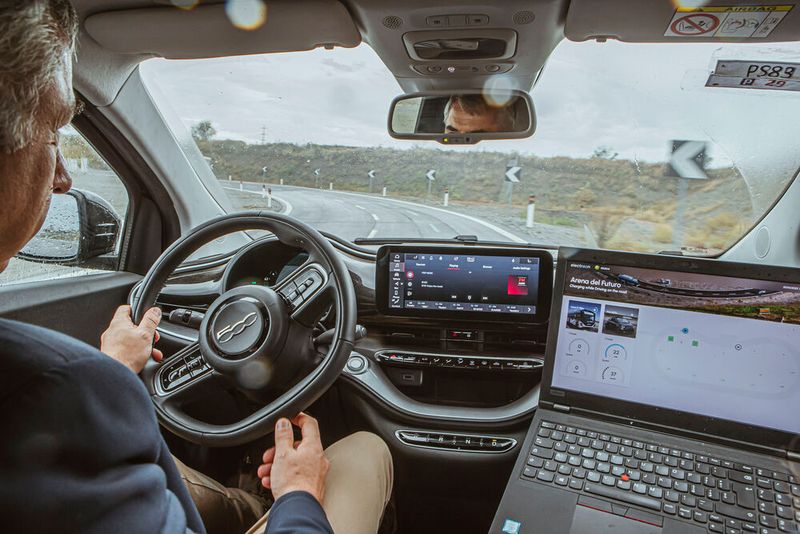 Unendliche Reichweite: Der berührungslos übertragene Strom reicht für Autobahntempo 120 bis 130.  (Bild: Stellantis Germany)