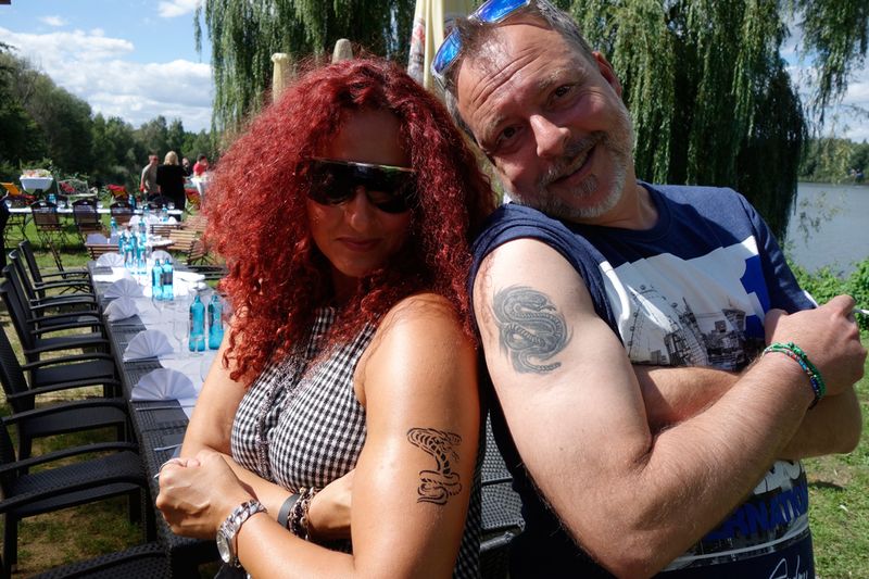 Echt oder unechte Schlange - wem steht es besser: Besa, IT-BUSINESS, oder Joe Weiss, Creative? (Bild: IT-BUSINESS)