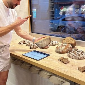 Für die Qualitätskontrolle werden täglich mit dem iPhone Fotos der Backwaren gemacht.(Bild:  Vogel IT-Medien)