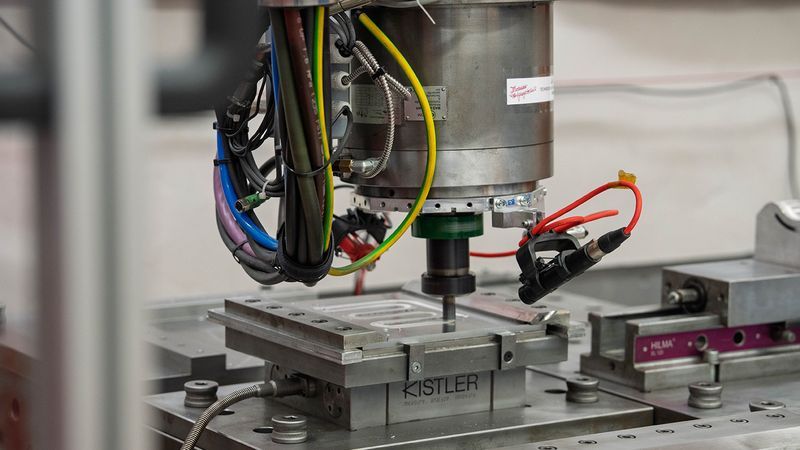 Measuring setup for friction stir welding: Modular acoustic measuring system with flexibly positioned microphones for recording tool wear and process deviations in real time.(Image: Fraunhofer IDMT)