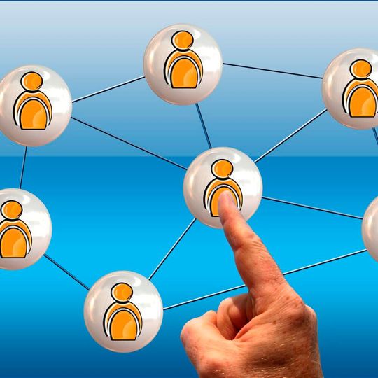 Beim Delegated Proof of Stake werden die Validierer über eine Wahl bestimmt. Das Stimmrecht aller Teilnehmer wird nach der Anzahl der Token in ihrem Wallet gewichtet. Beim Delegated Proof of Stake werden die Validierer über eine Wahl bestimmt. Das Stimmrecht aller Teilnehmer wird nach der Anzahl der Token in ihrem Wallet gewichtet.