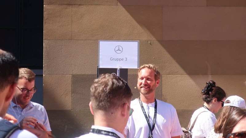 Wenn schon die Ausstellung mitten im touristischen Zentrum ist, dann wohl auch gleich mit Führer, dachte sich wohl Mercedes. (Bild: Grimm – VCG)