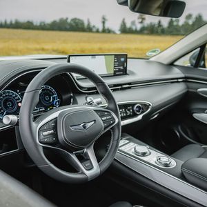 Der 14,5 Zoll große, berührungsempfindliche Zentralmonitor ist gut erreichbar auf dem Armaturenbrett platziert.(Bild:  Genesis)