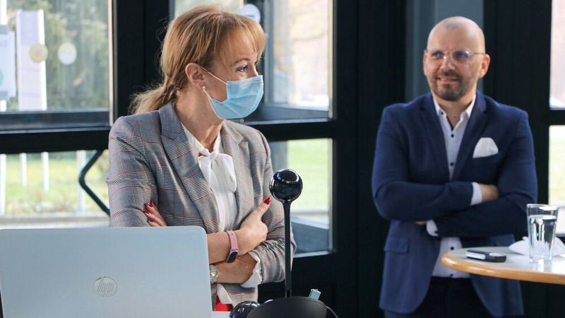 BFC-Geschäftsführerin Sylvia Gerl begrüßte die Teilnehmer und stellte Oliver Wende, stellvertretender Vertriebsleiter AKF-Bank, vor. (Bild: NFC)