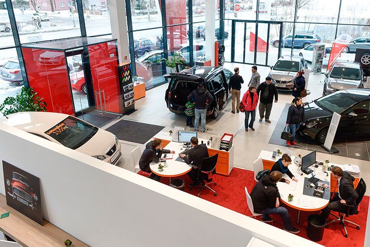 ... klar voneinander getrennt. Es sind also zwei CI-gerecht gestaltete Schauräume unter einem Dach. (Foto: Seat)