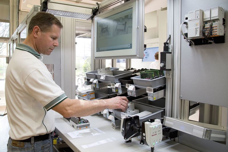Das Assistenzsystem Activeassist soll den Mitarbeiter am manuellen Arbeitsplatz bei der variantenreichen Montage unterstützen. (Bild: Bosch Rexroth)