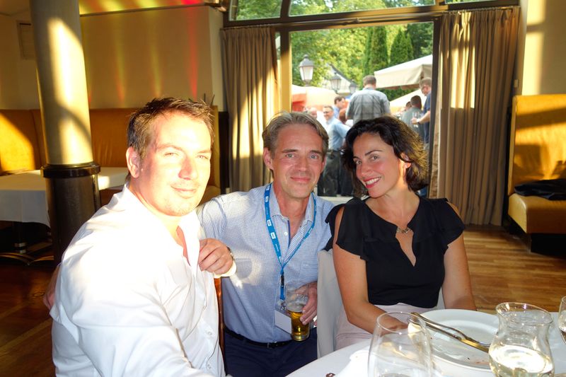 Ein erleuchteter Oliver Kau, S&K, mit Christian Velroyen, Western Digital, und Sumru Gerken, Ingram Micro. (Bild: IT-BUSINESS)