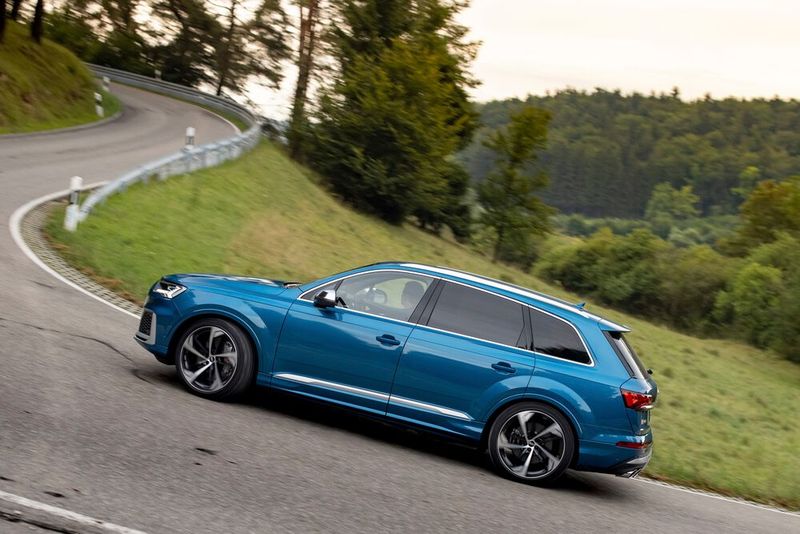 Trotz seiner enormen Masse schafft der Allradler den 100-km/h-Sprint in 4,1 Sekunden. (Bild: Audi)