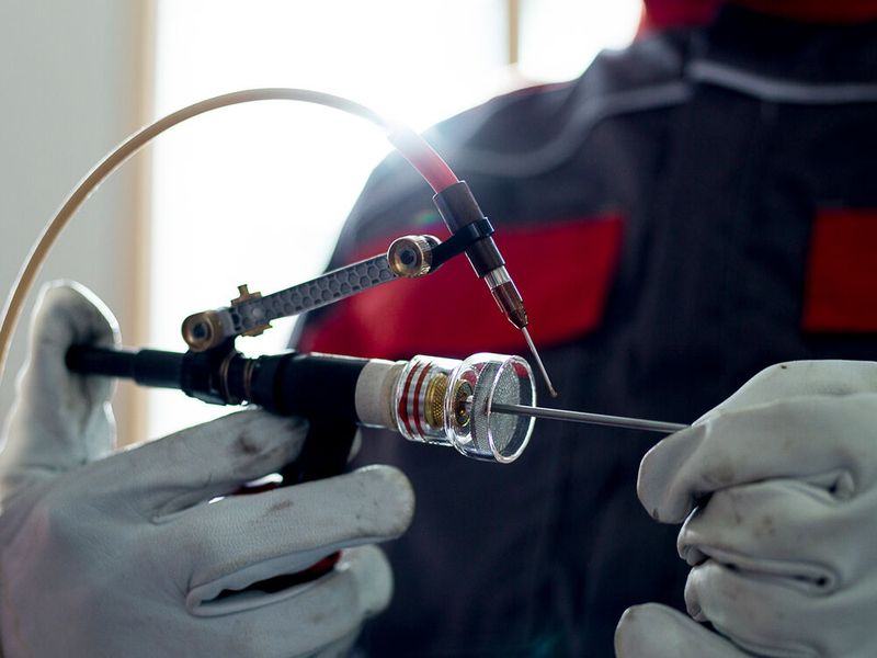 Das patentierte Fronius-TFC-Elektrodenspannsystem (TFC = Tungsten Fast Clamp) löst und fixiert die Wolframelektrode für das WIG-Schweißen lediglich per Knopfdruck, weshalb der Austausch in wenigen Sekunden gelingt, wie es heißt. (Bild: Fronius / Hasselblad H6D)