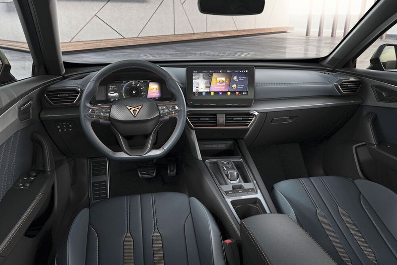 Und weiter: „Beim Blick in den Innenraum scheint es fast so, als würde das Armaturenbrett schweben.“  (Seat)