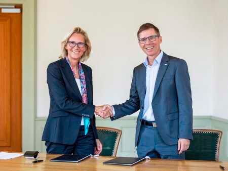 Sabine Keller-​Busse, Präsidentin UBS Switzerland und Joël Mesot, Präsident der ETH Zürich bei der Unterzeichnung der Verträge zur strategischen Partnerschaft. 