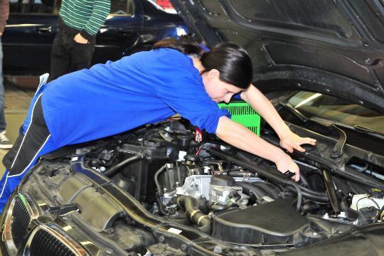 Auch Anna Thomopoulos aus Rheinland-Pfalz, die zweite Kfz-Mechatronikerin im Bundesleistungswettbewerb, zeigte vollen Einsatz. (Archiv: Vogel Business Media)