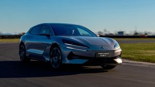 Denzas Auftaktmodell, der Z9GT, weist durchaus Ähnlichkeiten zum Porsche Taycan Cross Turismo auf. (Bild: Denza)