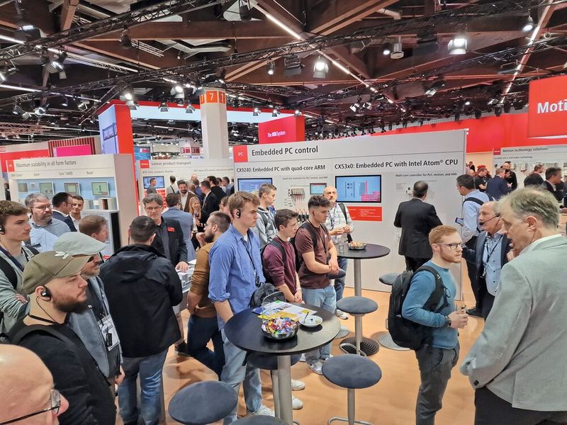 Jedes Jahr können bis zu fünf Hauptsponsoren aufgenommen werden, deren Stand auf der SPS von den Auszubildenden und Studierenden zu einem bestimmten Termin verpflichtend besucht wird. (Bild: Emmesys)