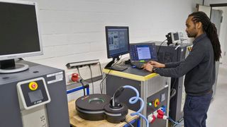 Die Investitionssumme für das neue Prüf- und Entwicklungslabor liegt in 6-stelliger Höhe. Hier wird gerade die neue LAPP-Wallbox nach der IEC 61851-1 geprüft.  (Lapp Mobility)