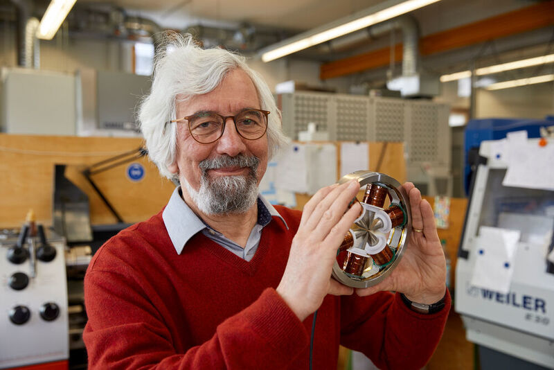 Der österreichische Physiker Maximilian Haider schaffte es, die Bildauflösung in der Elektronenmikroskopie um mehr als den Faktor fünf zu erhöhen. Damit löste er ein Problem, für das die Wissenschaft 60 Jahre lang keine Lösung gefunden hatte.  (EPO/Heinz Troll)