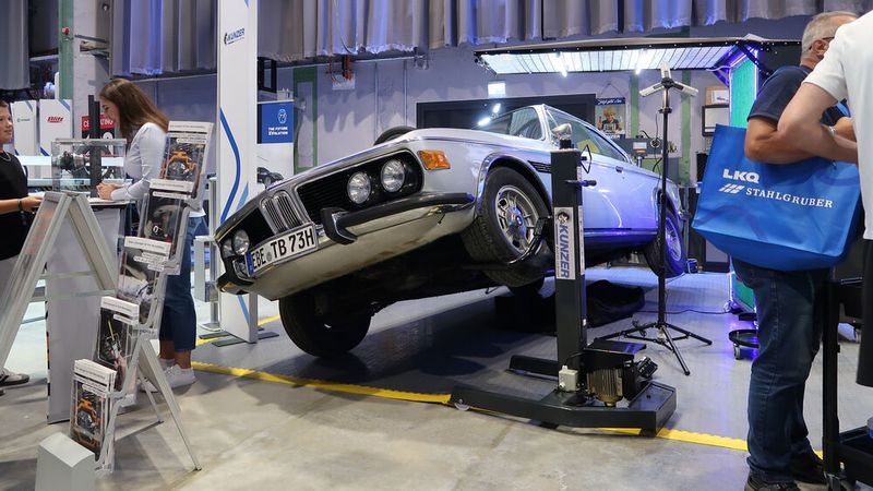 Der Radheber von Kunzer ist eine gute Lösung für den Fall, dass kein Hebebühnenarbeitsplatz mehr frei ist. Jedoch sollten insbesondere bei historischen Fahrzeugen zuvor der Gesundheitszustand der Karosserie sowie die Dichtheit aller Reserve- und Ausgleichsbehälter geprüft werden. (Bild: Diehl – VCG)