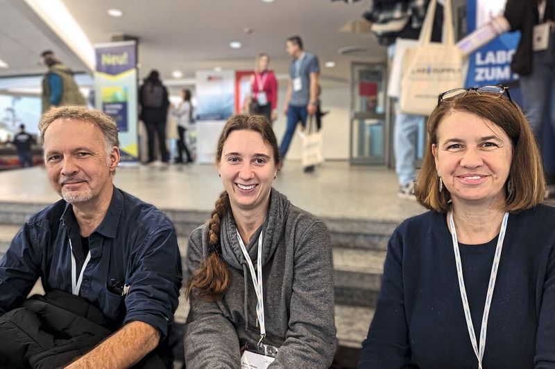 Besucherstimmen der LAB-SUPPLY Leverkusen Dieter Baumert, Ramona Menden und Iris Jusen (v. l.) von der Universität Bonn, Pharmazeutisches Institut  Jusen: „Wir konnten vor Ort mit Firmen sprechen, die wir per Mail oder telefonisch nicht erreicht haben, und hier direkt unsere Fragen stellen.“  Menden: „Am Telefon wären unsere Fragen kaum zu beantworten gewesen. Wir mussten uns das Gerät anschauen und konnten hier klären, ob unsere Pipettenspitzen passen.“  Baumert: „Wir sind hier sehr informativ und umfassend beraten worden.“   Mehr Infos zu den kommenden LAB-SUPPLY-Messen finden Sie auf www.lab-supply.info (Bild: VCG – Lüttmann)