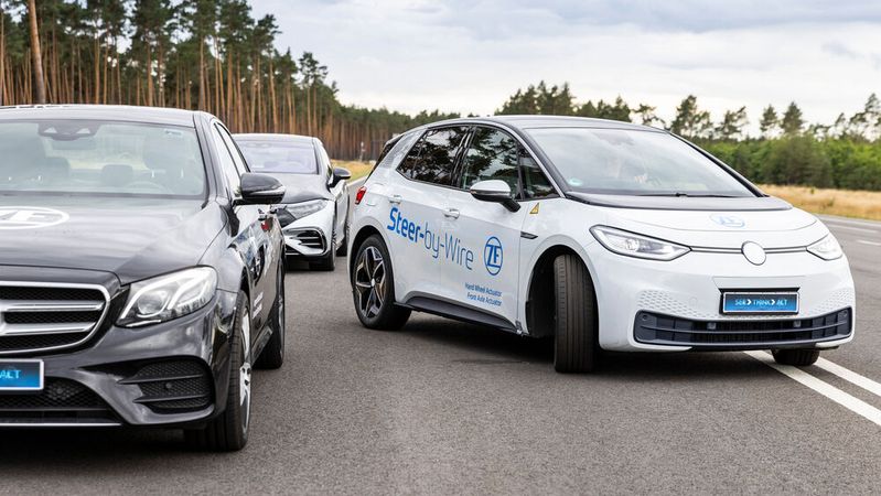 Die Steer-by-Wire-Technik demonstriert ZF in einem VW ID 3. Die Steer-by-Wire-Technik demonstriert ZF in einem VW ID 3.