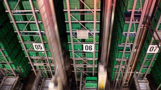 Die Ein- und Auslagerung der Waren im zwölfgassigen Hochregallager von BHS Tabletop erfolgt mithilfe von 18 m hohen Einmast-Regalbediengeräten (RBGs). (Bild: Telogs)