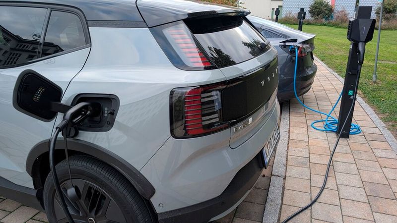 7. Der Verbrauch und die Reichweite: Verbaut hat Volvo im EX30 CC eine Lithium-Ionen-Batterie mit einer maximalen Speicherkapazität von 69 kWh. Mit einer Batterieladung stellt Volvo bis zu 427 km Reichweite in Aussicht. Bei den Testfahrten musste das Auto schon deutlich früher, nach gut 300 Kilometern, eine Ladesäule ansteuern. An einer Schnellladesäule lässt sich der Akku mit gut 150 kW in knapp einer halben Stunde von 10 auf 80 Prozent laden.  (Bild: Mauritz – VCG)