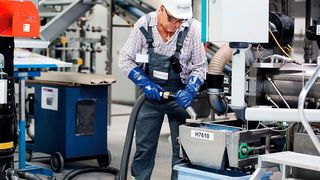 Ein Staub-Ex-Sauger von Ruwac hier im Einsatz in einer Formgebungsanlage für Festbettkatalysatoren. (Ruwac)