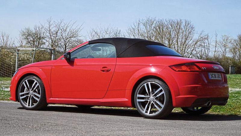 Der Typ FV/8S ist die dritte Generation des Audi TT. Er wird seit 2014 gebaut und soll Ende 2023 aus dem Programm verschwinden. Genauso wie der R8. Audi braucht Geld und Kapazität für seine Elektromodelle, heißt es.  (Bild: Dominsky – »kfz-betrieb« )