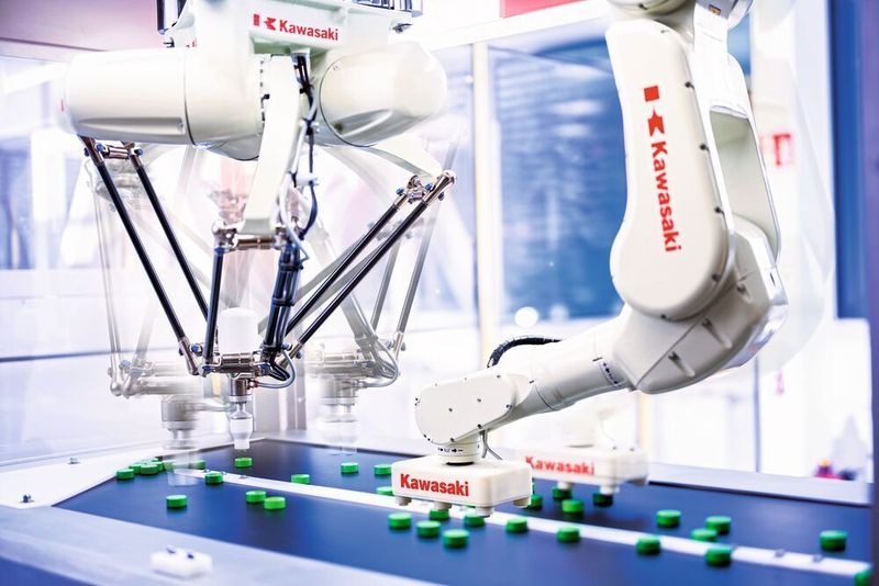 Kawasaki Robotics, dmp Sondermaschinenbau und Rea Label demonstrieren auf der Fachpack anhand einer vernetzten Anlage eine intelligente Verpackungsautomatisierung. (Kawasaki Robotics )
