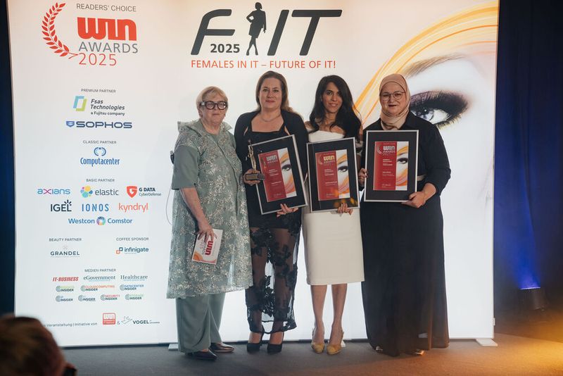 Die Gewinnerinnen aus dem Bereich »Women in eGovernment« | Kategorie » Team Leader«. Zehra Öztürk (Silber), Shéhérazade Preuß (Gold) und Katja Müller-Lind (Platin). (Bild: Manuel Emme Fotografie)