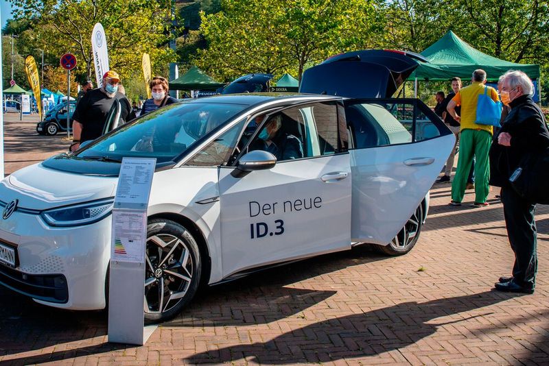 Neue E-Fahrzeuge wie der VW-ID.3 zogen das Interesse der Besucher auf sich.(Bild:  Innung Vestisches Kfz-Gewerbe)