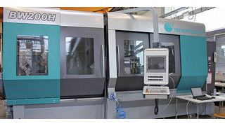 Bild 1: In der von TBT neu entwickelten Tiefbohrmaschine BW 200H sorgen besonders raumsparende Schutzabdeckungen ohne Faltenbalg für gut abgedichtete Arbeitsbereiche. (Bild: TBT)