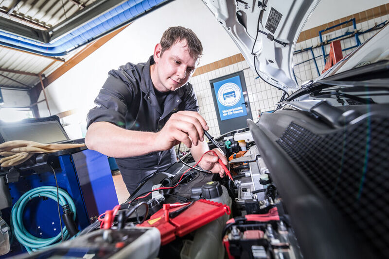 Reparaturen an Elektrofahrzeugen werden bald Alltag in allen Kfz-Betrieben sein – auch in freien Werkstätten.