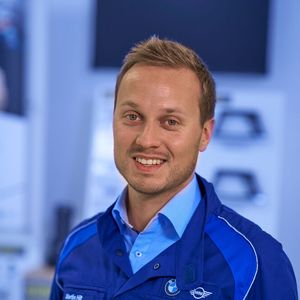 Predictive Maintenace im Karosseriebau - Martin Hilt, Innovations- und Digitalisierungsbeauftragter des BMW-Werks München: "Durch die Sensoren und die Erfassung der Daten in einer Cloud wird nun rund um die Uhr automatisch ermittelt, wo es Bedarf für die Instandhaltung gibt. So können wir den Austausch besser planen und zum Beispiel in produktionsfreie Zeiten legen."(Bild:  BMW)