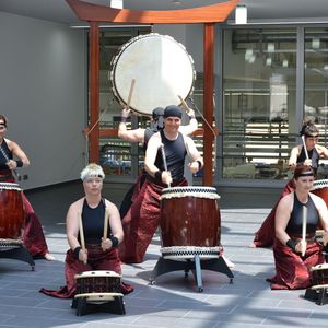 Heiße (und sehr laute) Trommelrhythmen begrüßen die Gäste der Einweihungsfeier bei Endress und Hauser Conducta in Gerlingen. Im Hintergrund erkennt man die neuen Produktionshallen. 