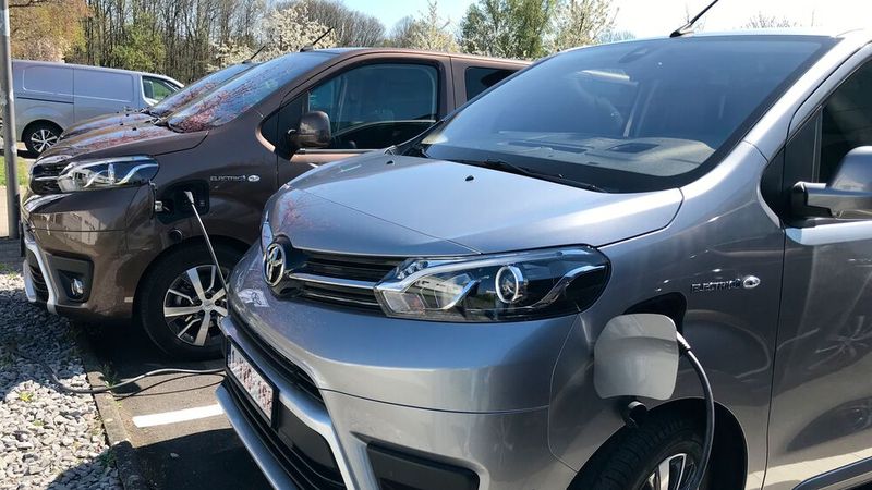 Die Reichweite beträgt laut Toyota für die 75kWh-Batterie 330 km. Per Schnellladung soll sie innerhalb von knapp 50 Minuten bis zu 80 Prozent geladen sein. (Bild: »kfz-betrieb« / Schweitzer)