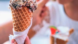 Nahrung dem Körper zuzuführen ist überlebenswichtig. Doch auch gesättigt kann es sich gut anfühlen etwas zu essen. (gemeinfrei)