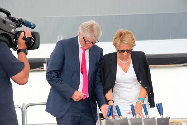 Debora Loh öffnet dden Schaltschrank AE (AE steht für AllerErster). (Reinhold Schäfer)